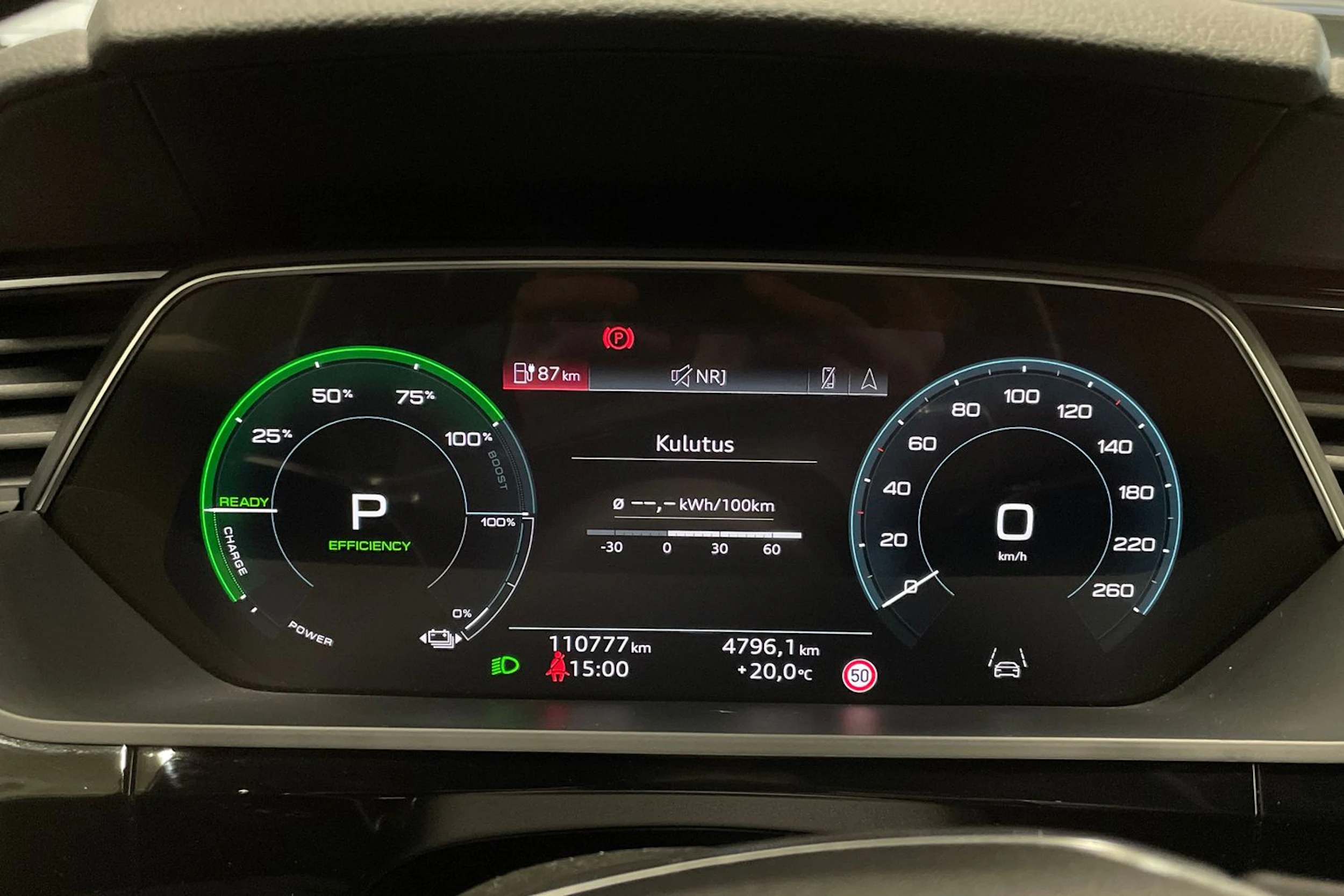 Valkoinen Audi e-tron 2022 kuva 17.