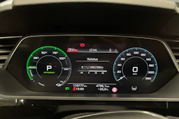 Valkoinen Audi e-tron 2022 kuva 17.