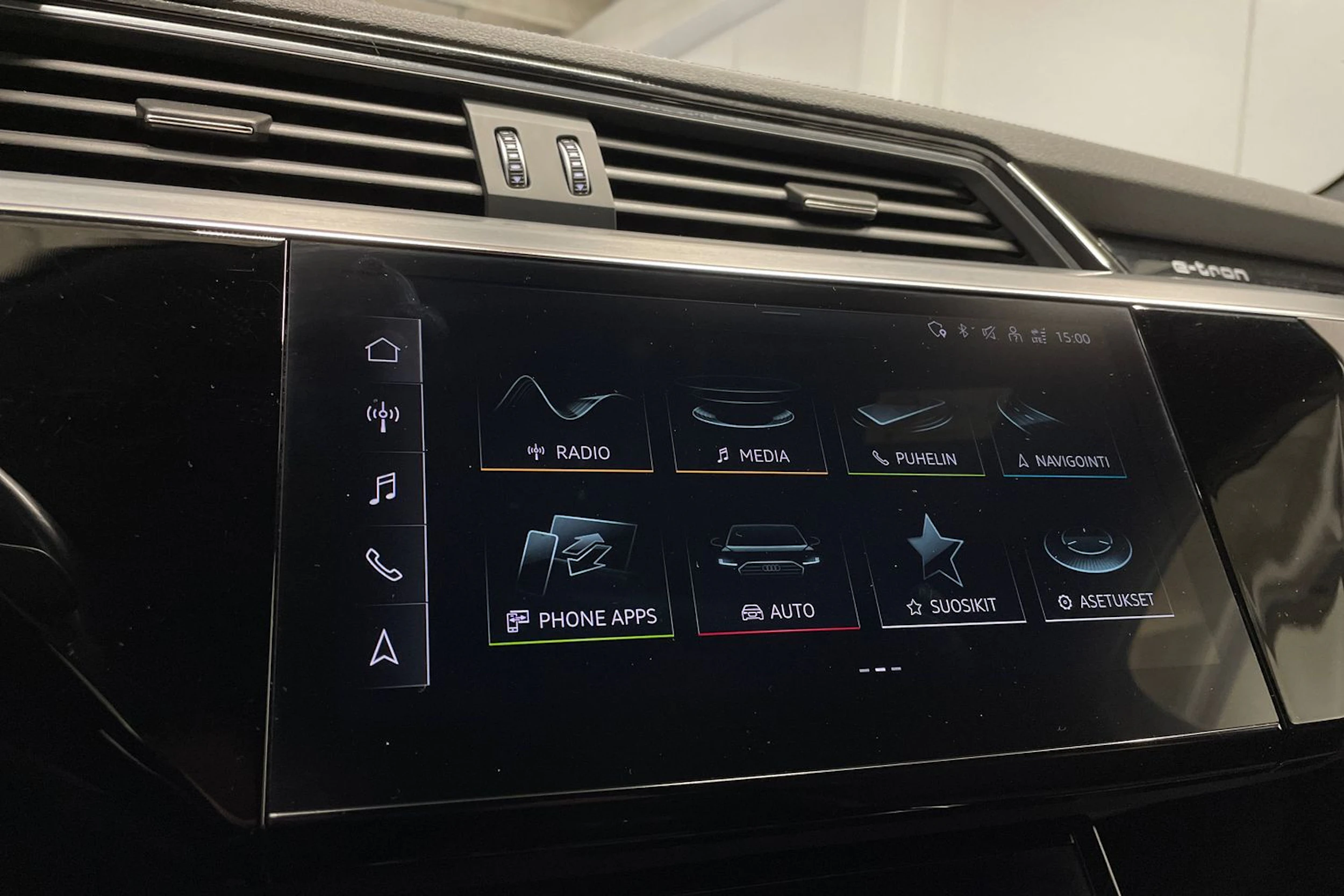 Valkoinen Audi e-tron 2022 kuva 18.