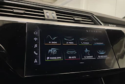 Valkoinen Audi e-tron 2022 kuva 18.