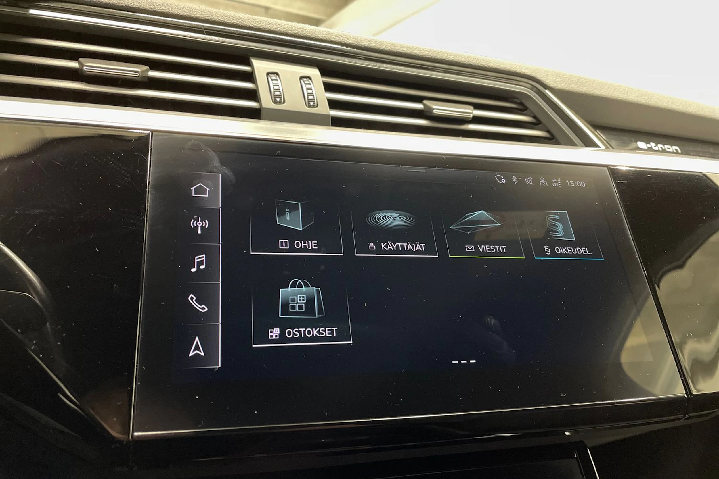 Valkoinen Audi e-tron 2022 kuva 19.