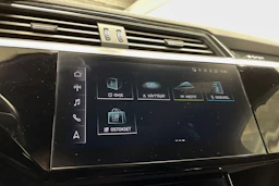 Valkoinen Audi e-tron 2022 kuva 19.