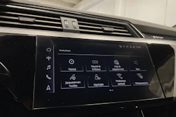 Valkoinen Audi e-tron 2022 kuva 20.
