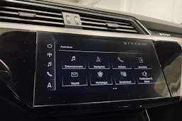 Valkoinen Audi e-tron 2022 kuva 21.