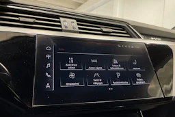 Valkoinen Audi e-tron 2022 kuva 22.