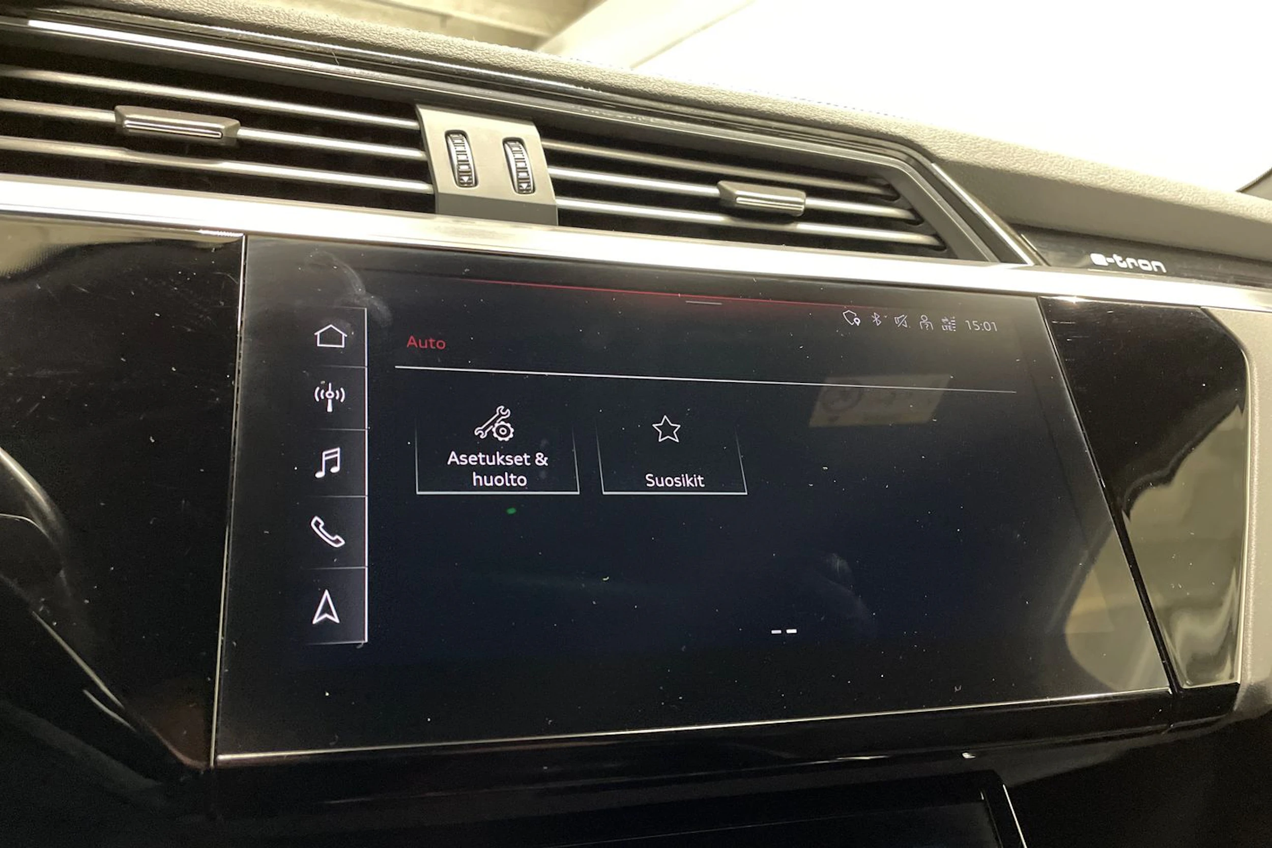 Valkoinen Audi e-tron 2022 kuva 23.