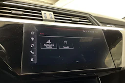 Valkoinen Audi e-tron 2022 kuva 23.