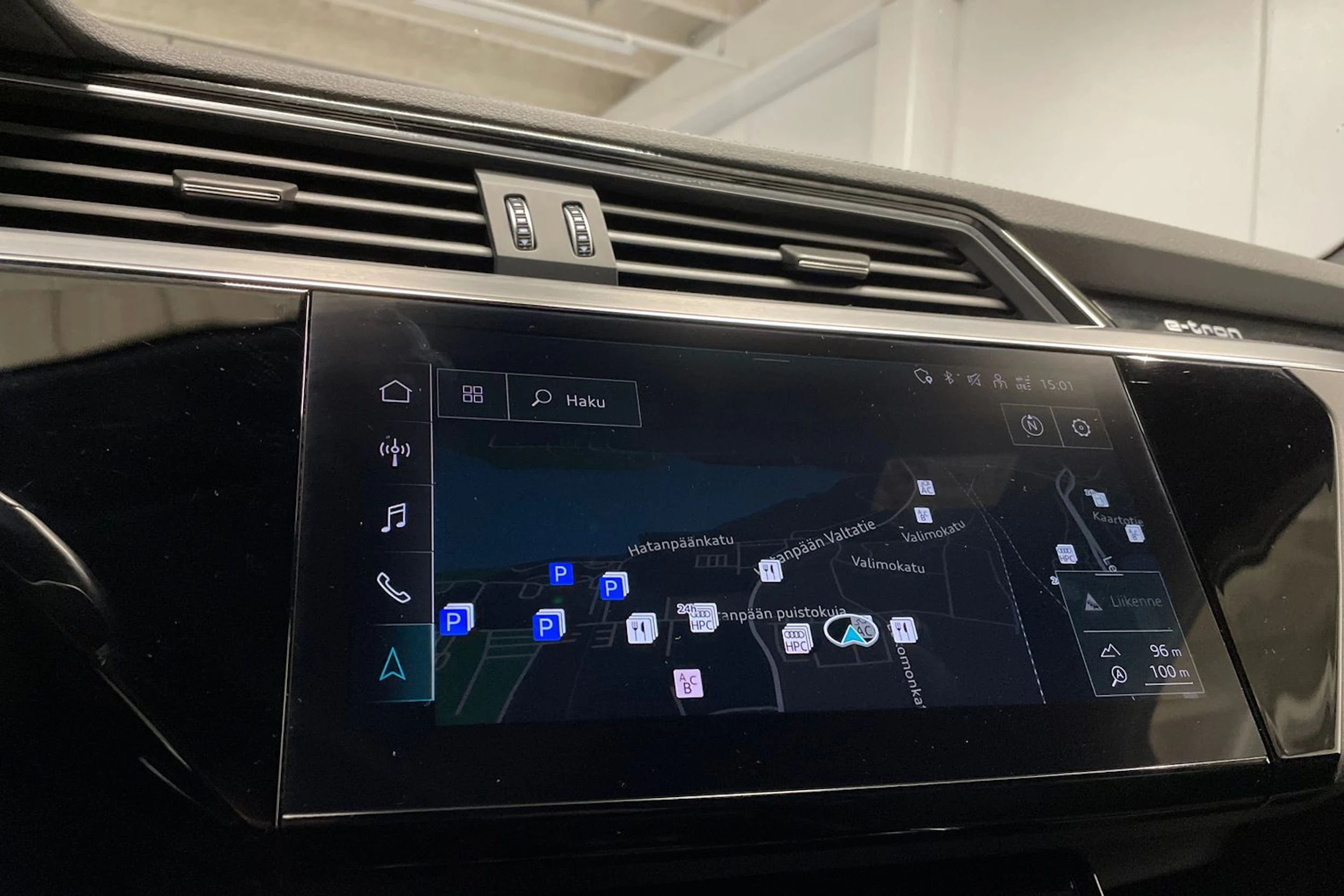 Valkoinen Audi e-tron 2022 kuva 24.