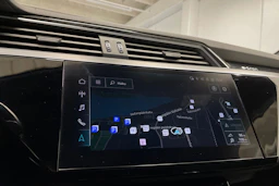 Valkoinen Audi e-tron 2022 kuva 24.