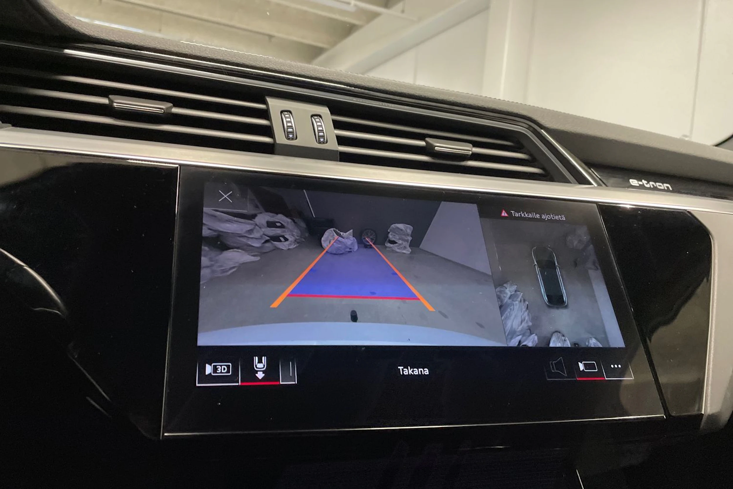 Valkoinen Audi e-tron 2022 kuva 25.