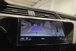 Valkoinen Audi e-tron 2022 kuva 25.