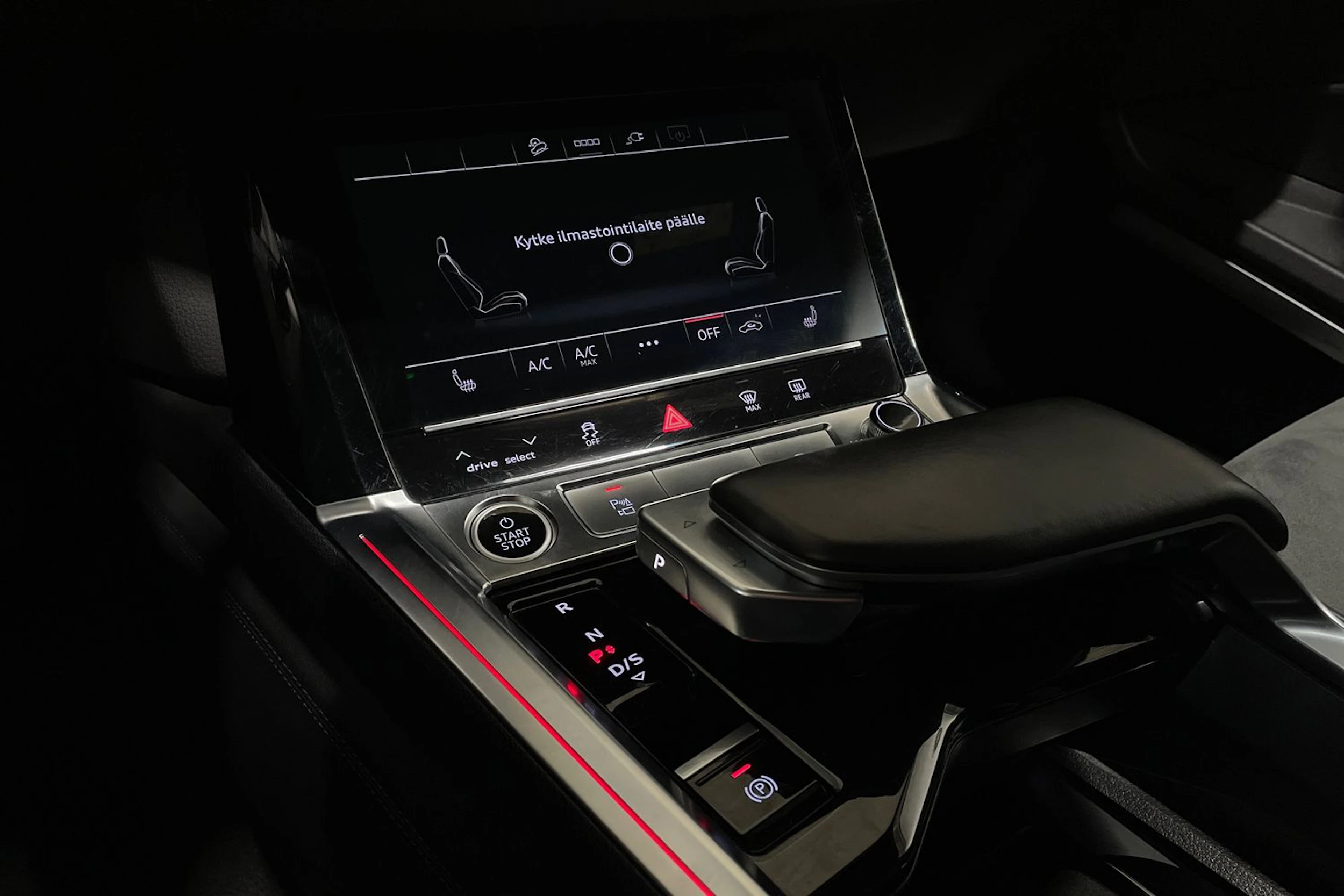 Valkoinen Audi e-tron 2022 kuva 26.