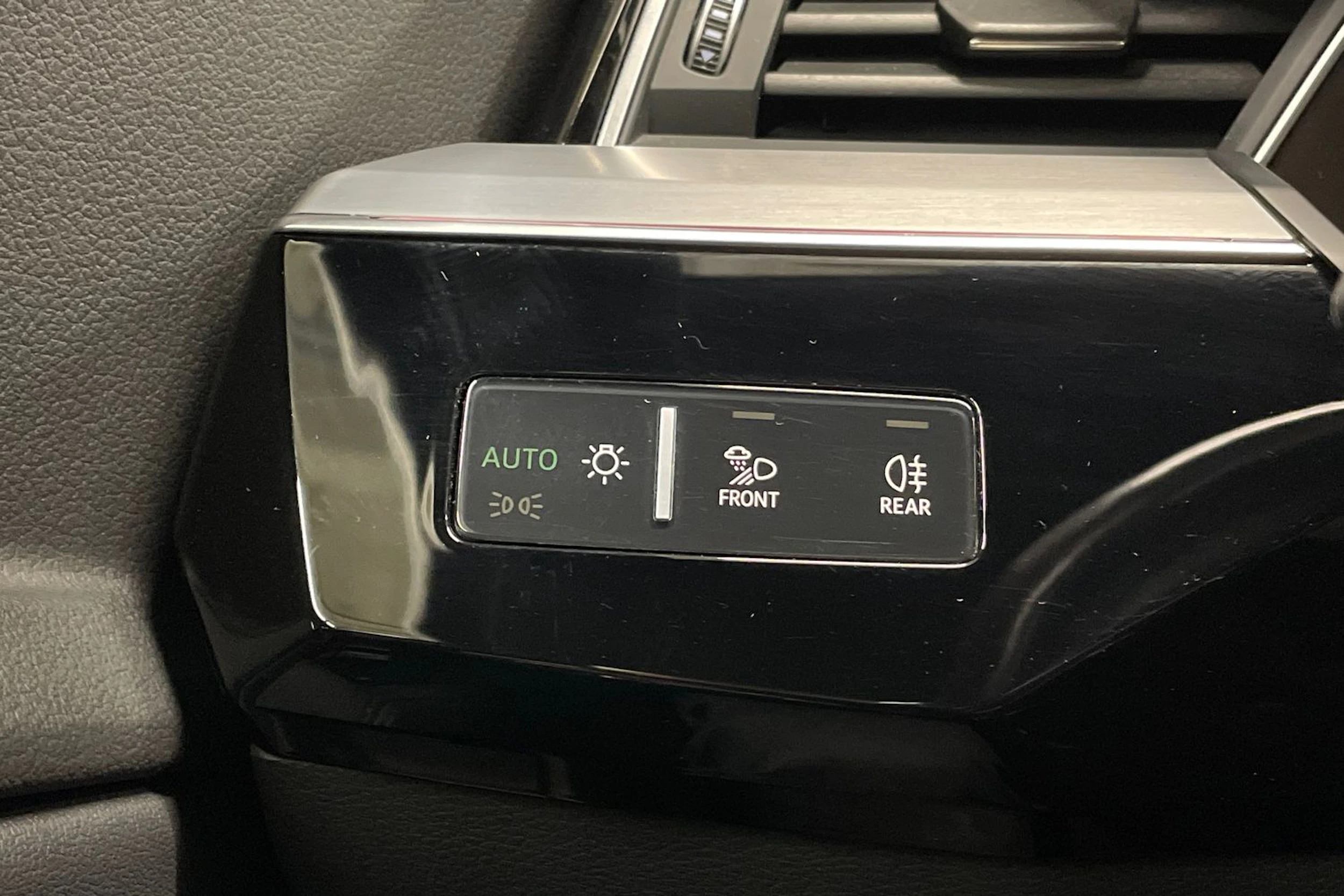 Valkoinen Audi e-tron 2022 kuva 27.