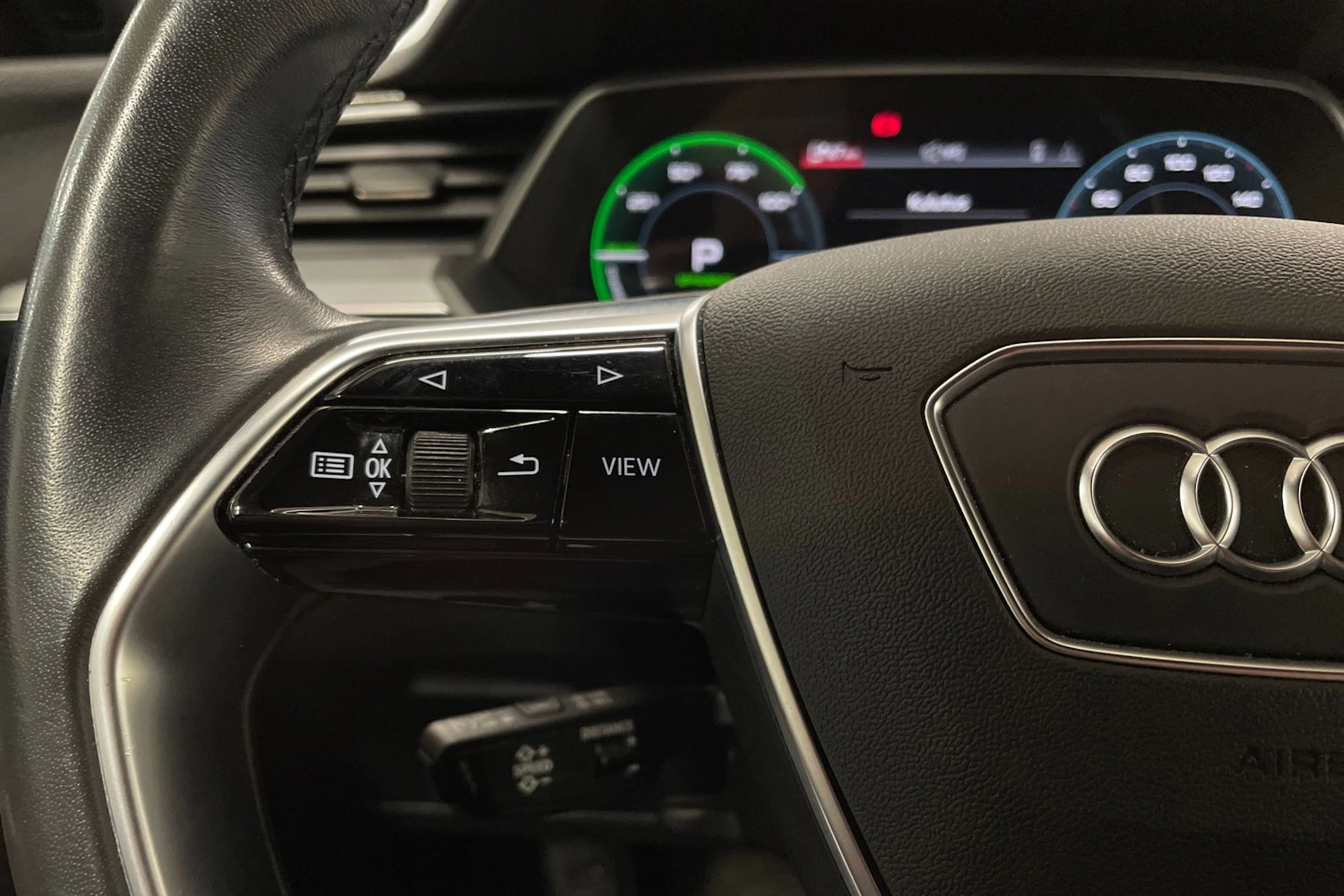 Valkoinen Audi e-tron 2022 kuva 28.