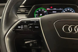 Valkoinen Audi e-tron 2022 kuva 28.
