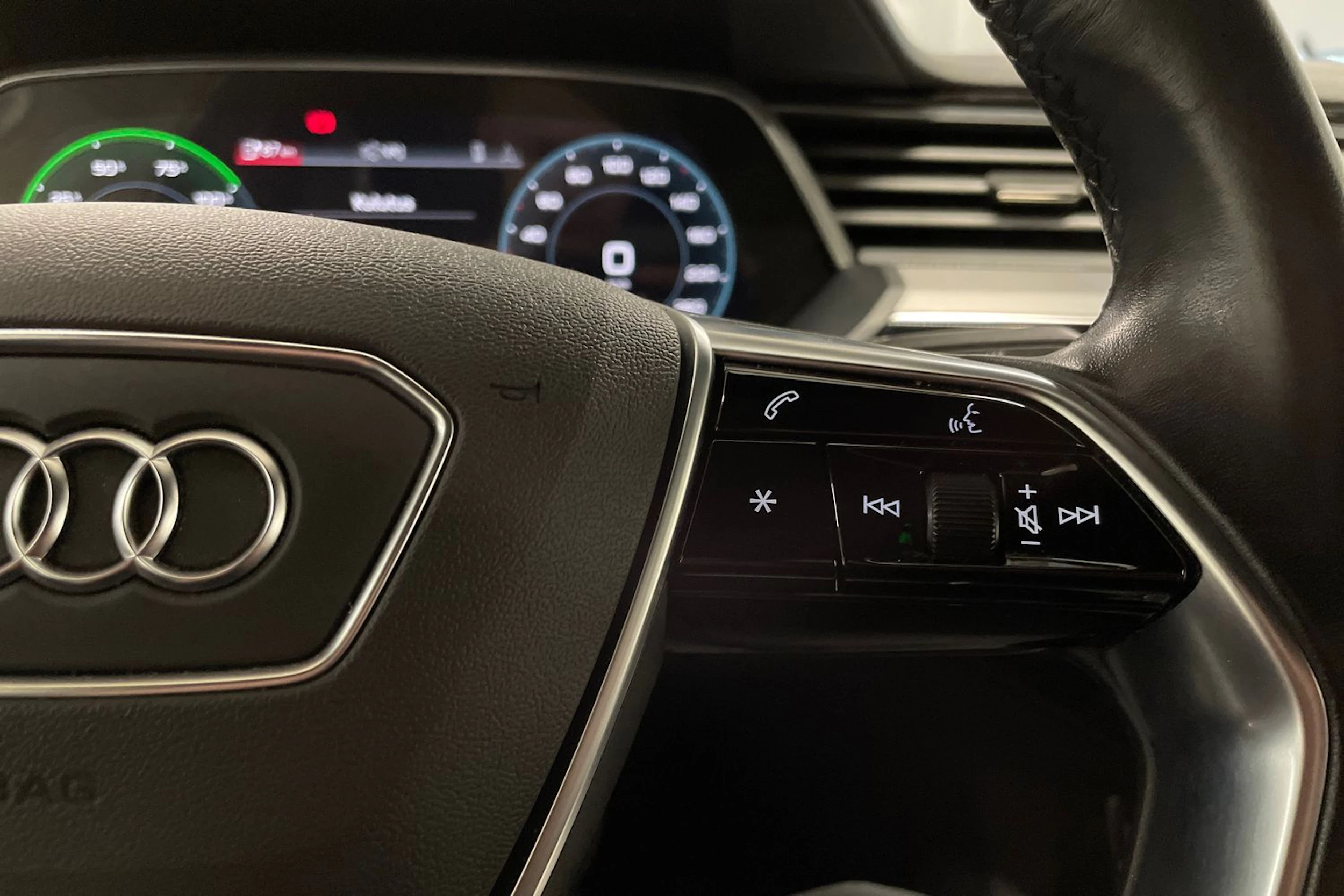 Valkoinen Audi e-tron 2022 kuva 29.