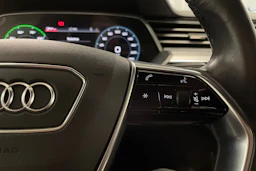 Valkoinen Audi e-tron 2022 kuva 29.