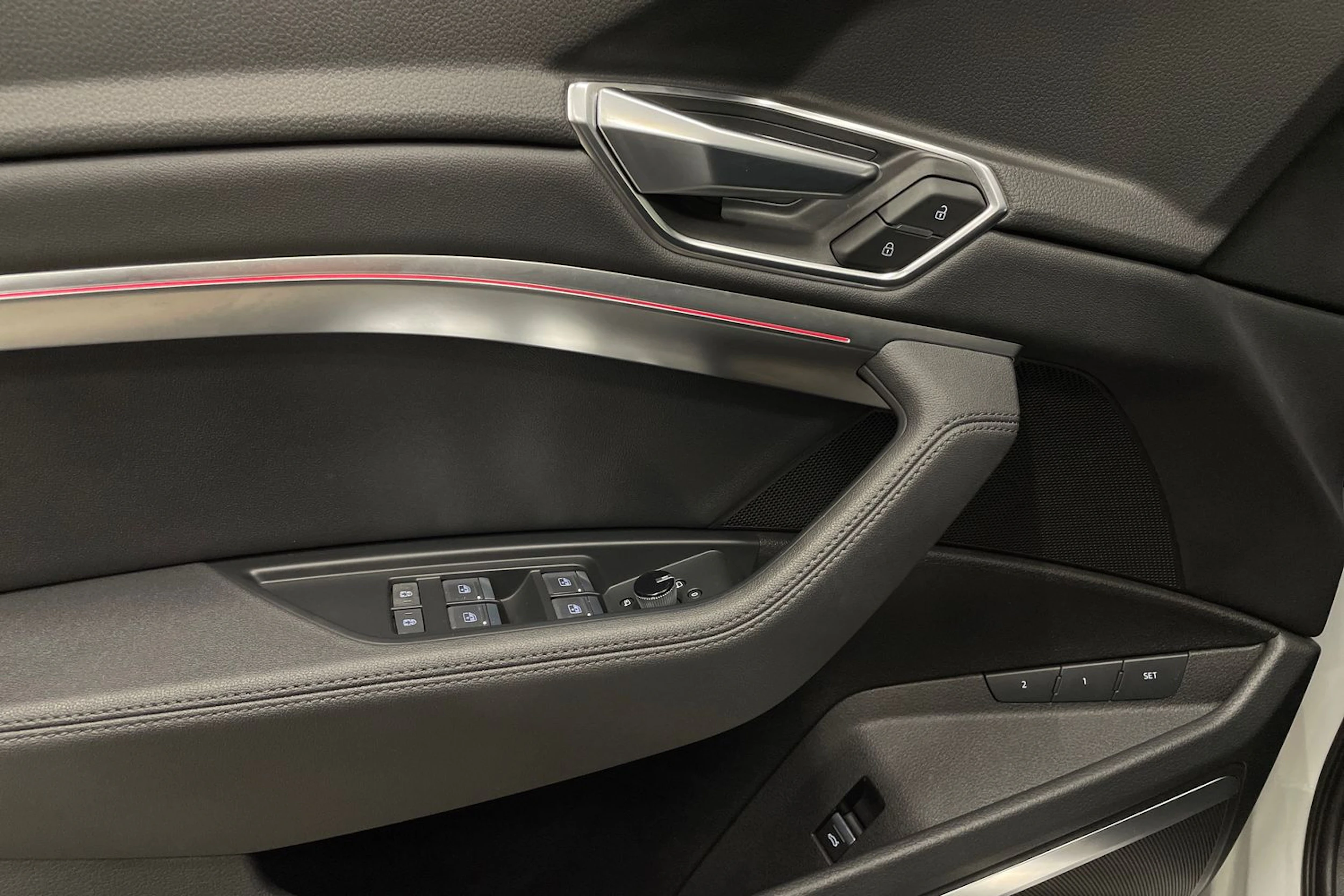 Valkoinen Audi e-tron 2022 kuva 30.