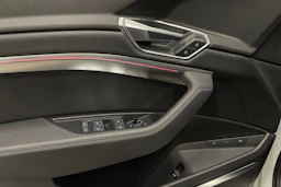 Valkoinen Audi e-tron 2022 kuva 30.