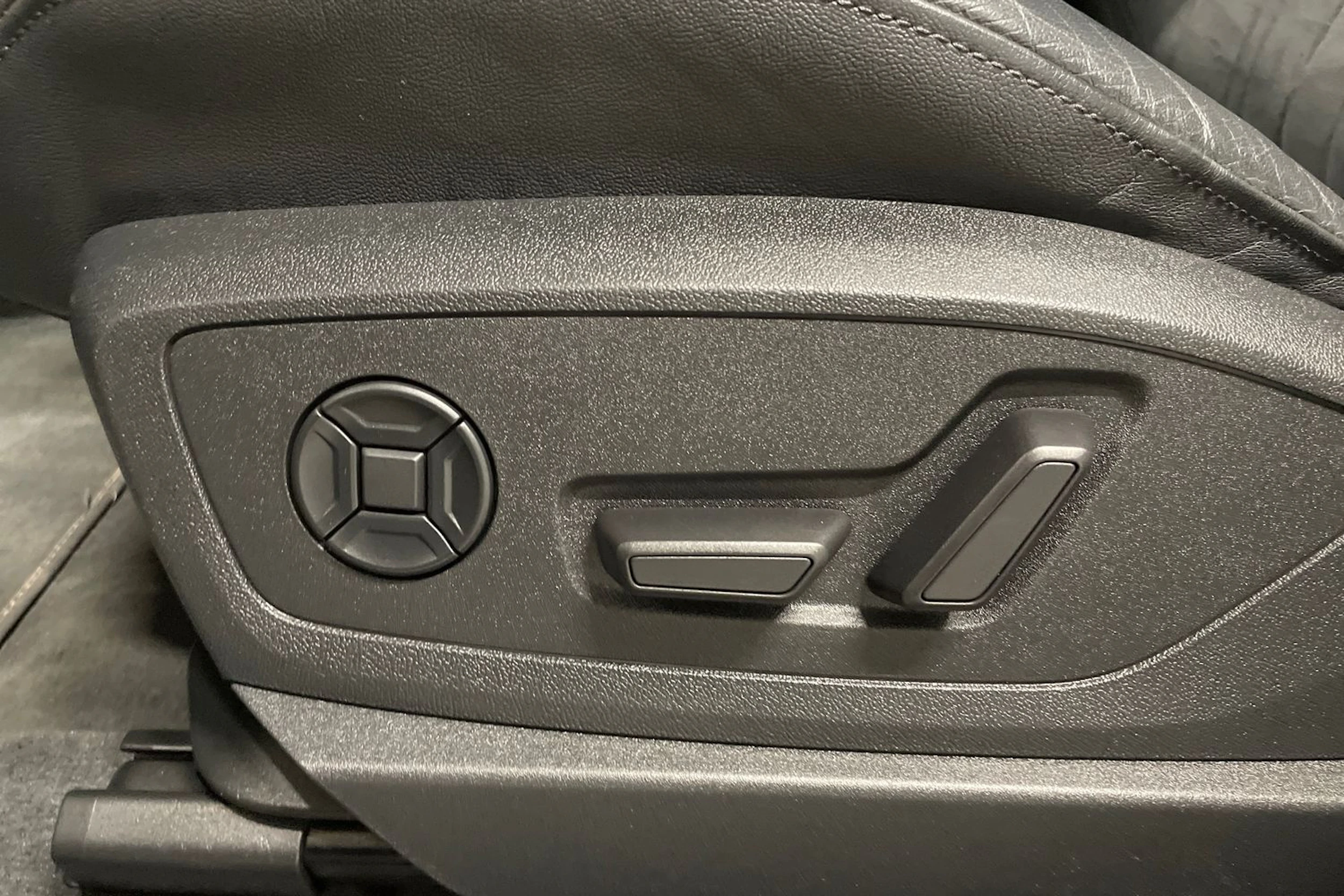 Valkoinen Audi e-tron 2022 kuva 31.