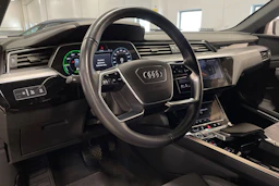 Valkoinen Audi e-tron 2022 kuva 32.