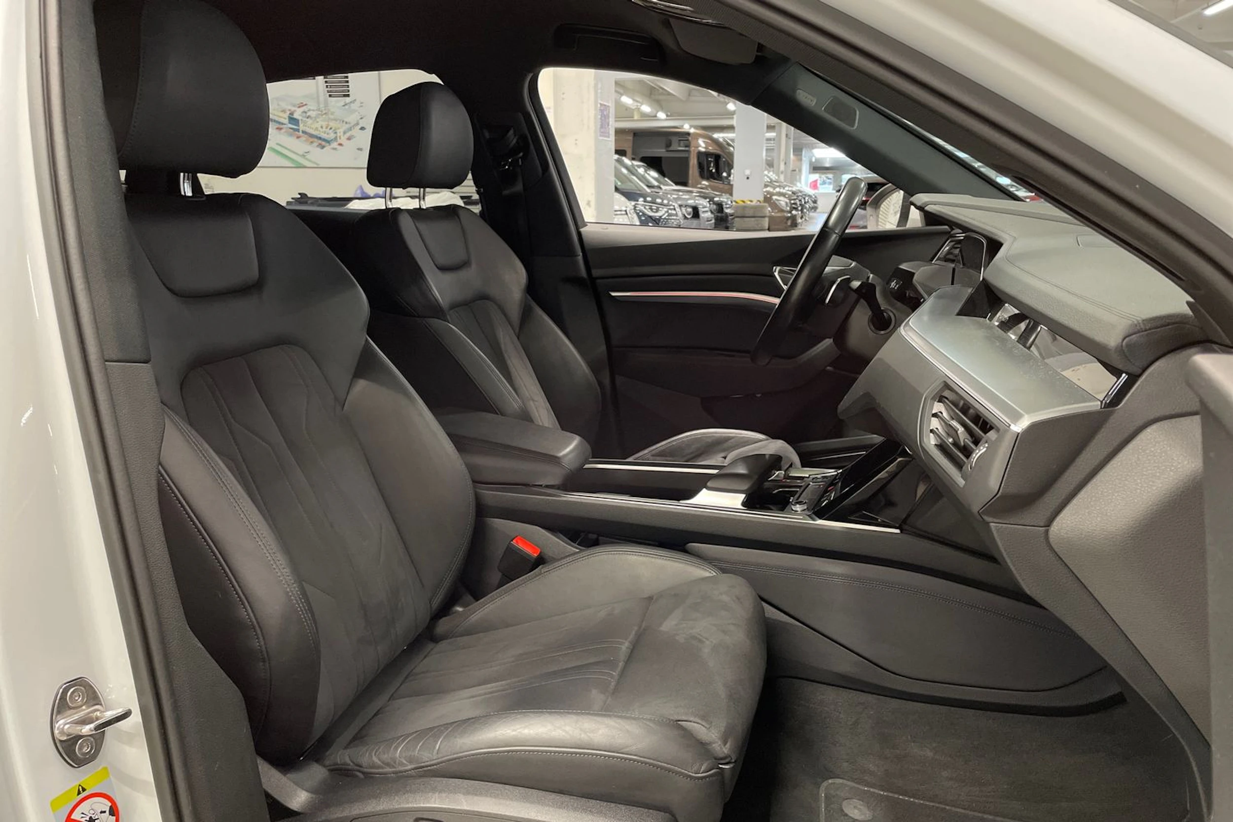 Valkoinen Audi e-tron 2022 kuva 33.