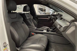 Valkoinen Audi e-tron 2022 kuva 33.