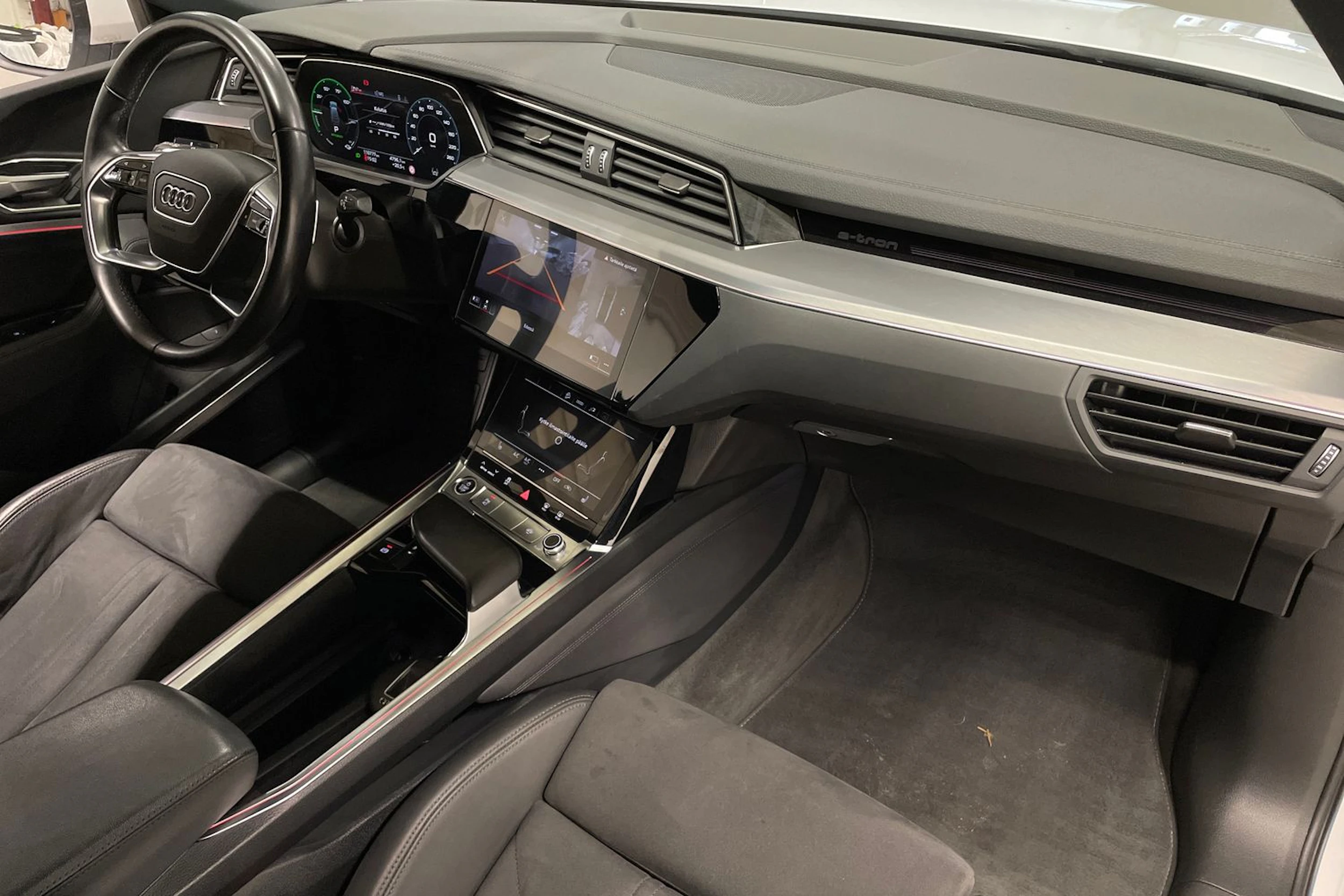 Valkoinen Audi e-tron 2022 kuva 34.