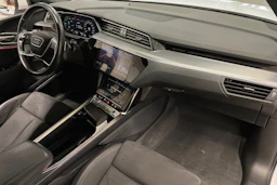 Valkoinen Audi e-tron 2022 kuva 34.