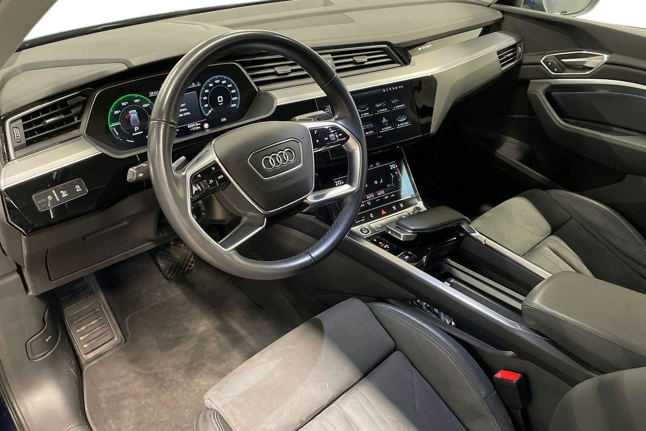 Sininen Audi e-tron 2022 kuva 6.