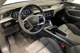 Sininen Audi e-tron 2022 kuva 6.