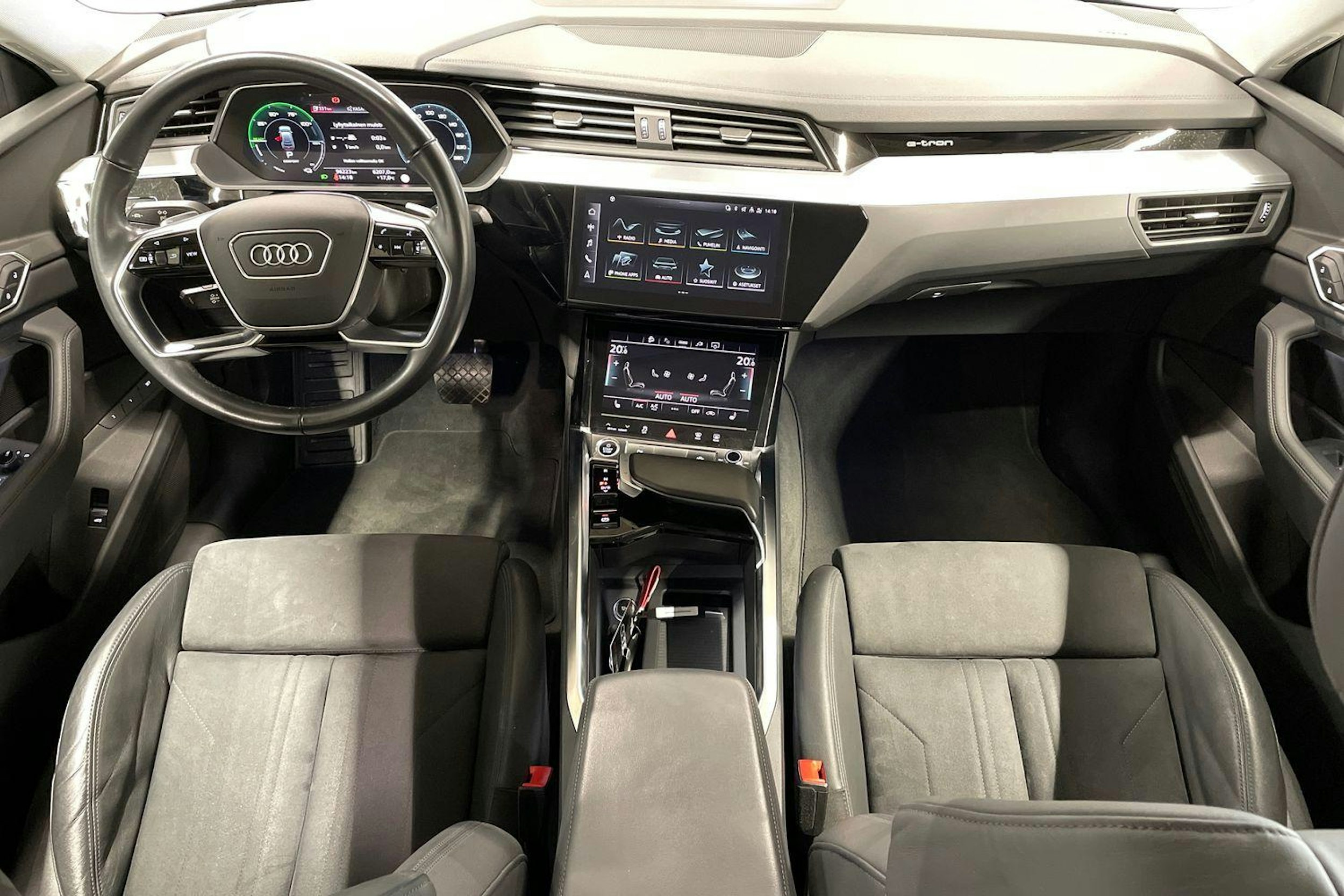 Sininen Audi e-tron 2022 kuva 7.