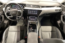 Sininen Audi e-tron 2022 kuva 7.