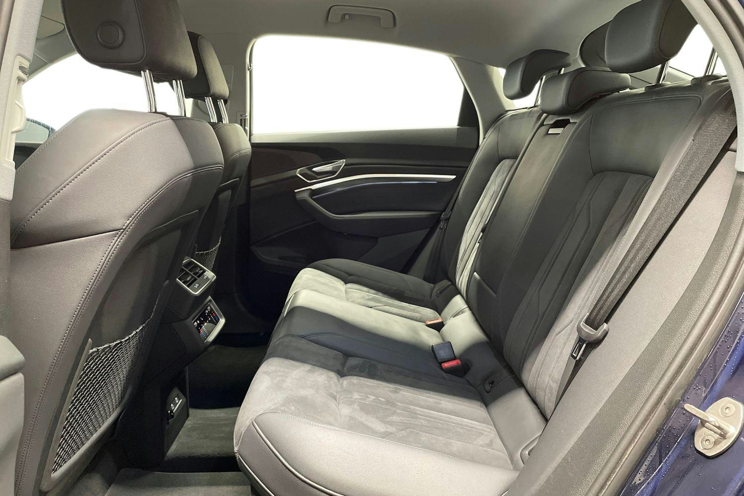 Sininen Audi e-tron 2022 kuva 8.