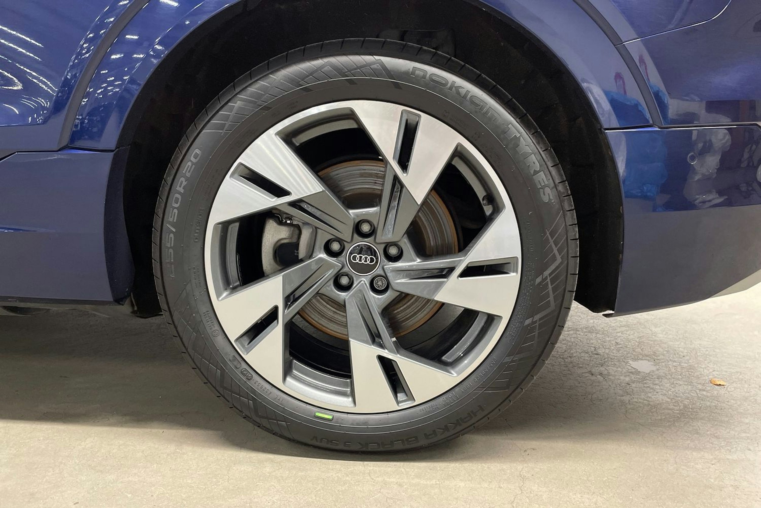 Sininen Audi e-tron 2022 kuva 9.