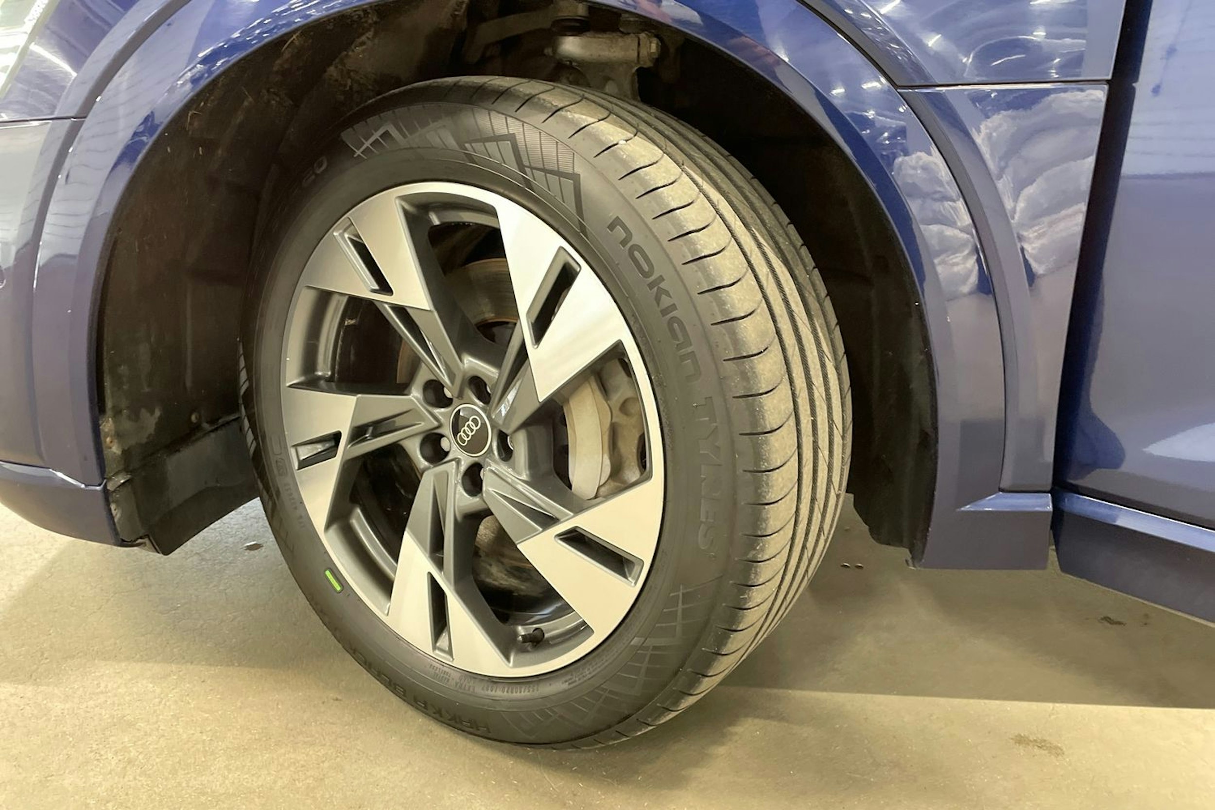 Sininen Audi e-tron 2022 kuva 10.