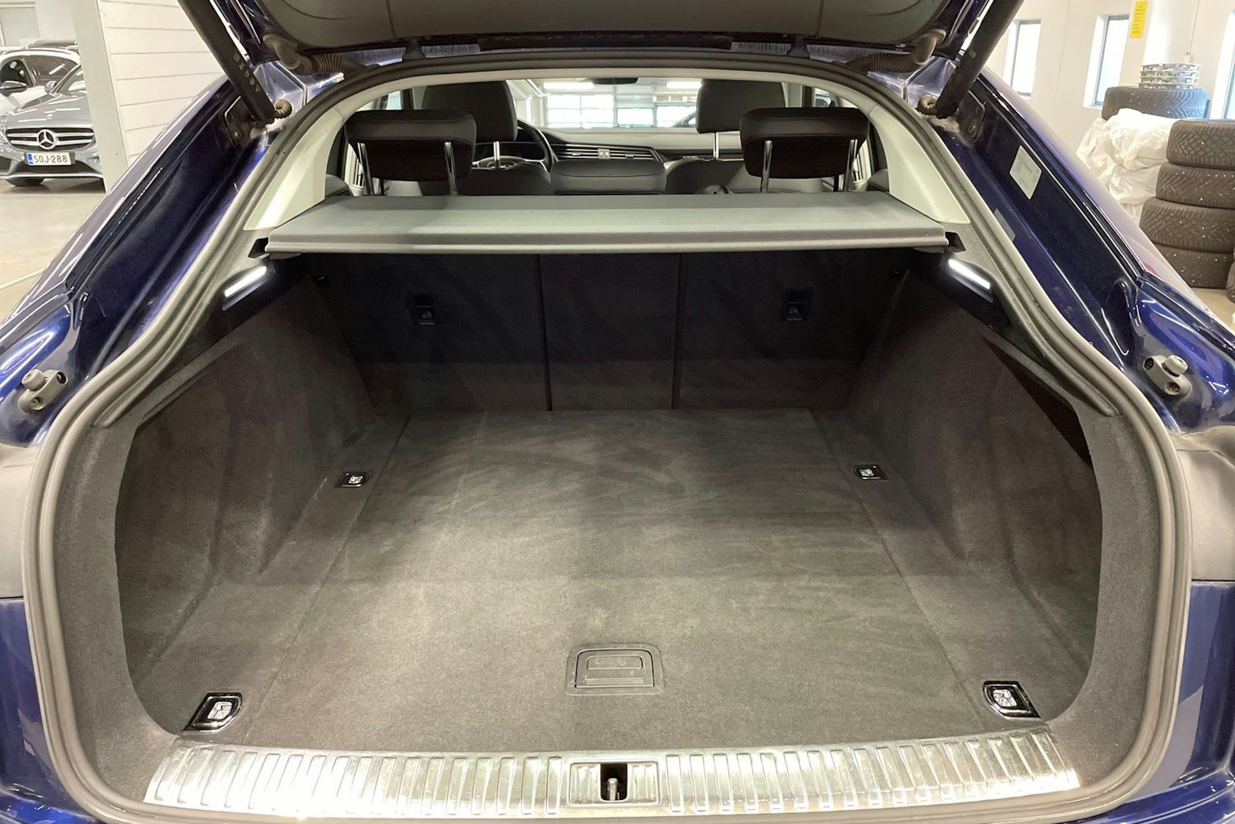 Sininen Audi e-tron 2022 kuva 11.