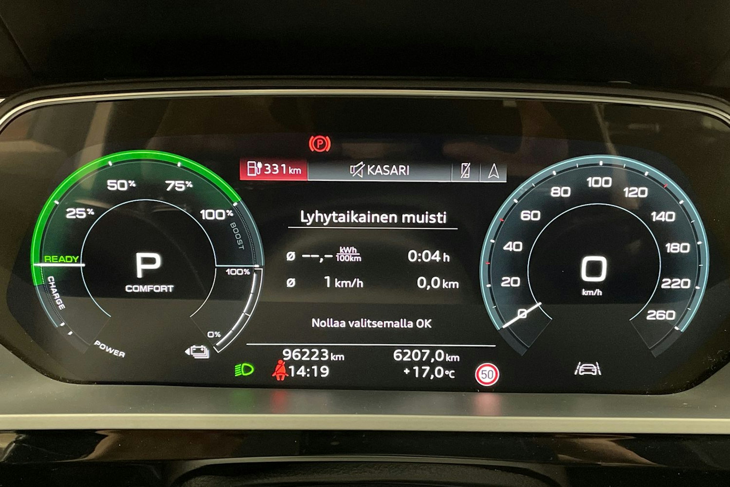 Sininen Audi e-tron 2022 kuva 12.