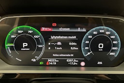 Sininen Audi e-tron 2022 kuva 12.
