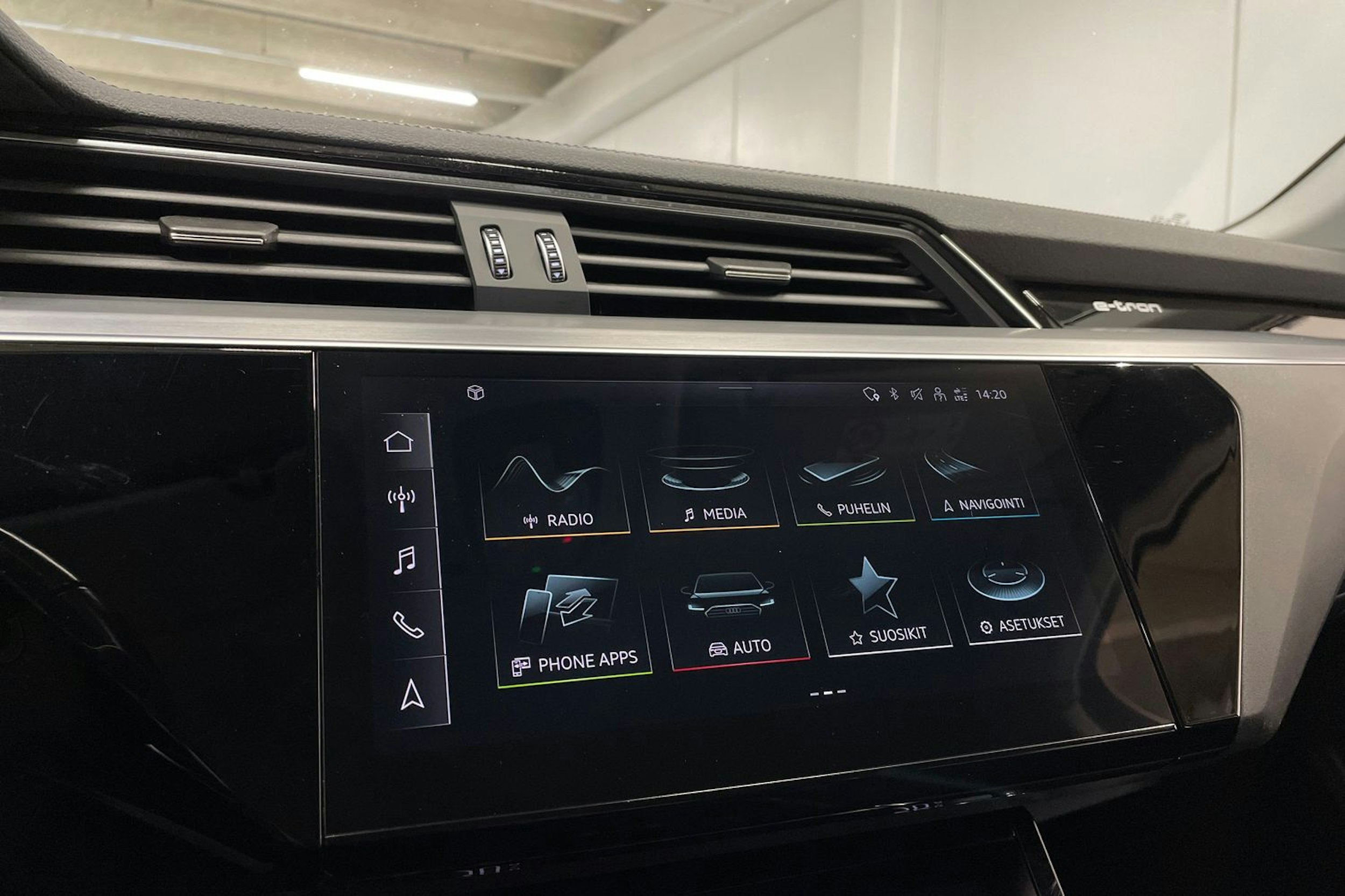 Sininen Audi e-tron 2022 kuva 13.