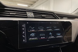 Sininen Audi e-tron 2022 kuva 13.