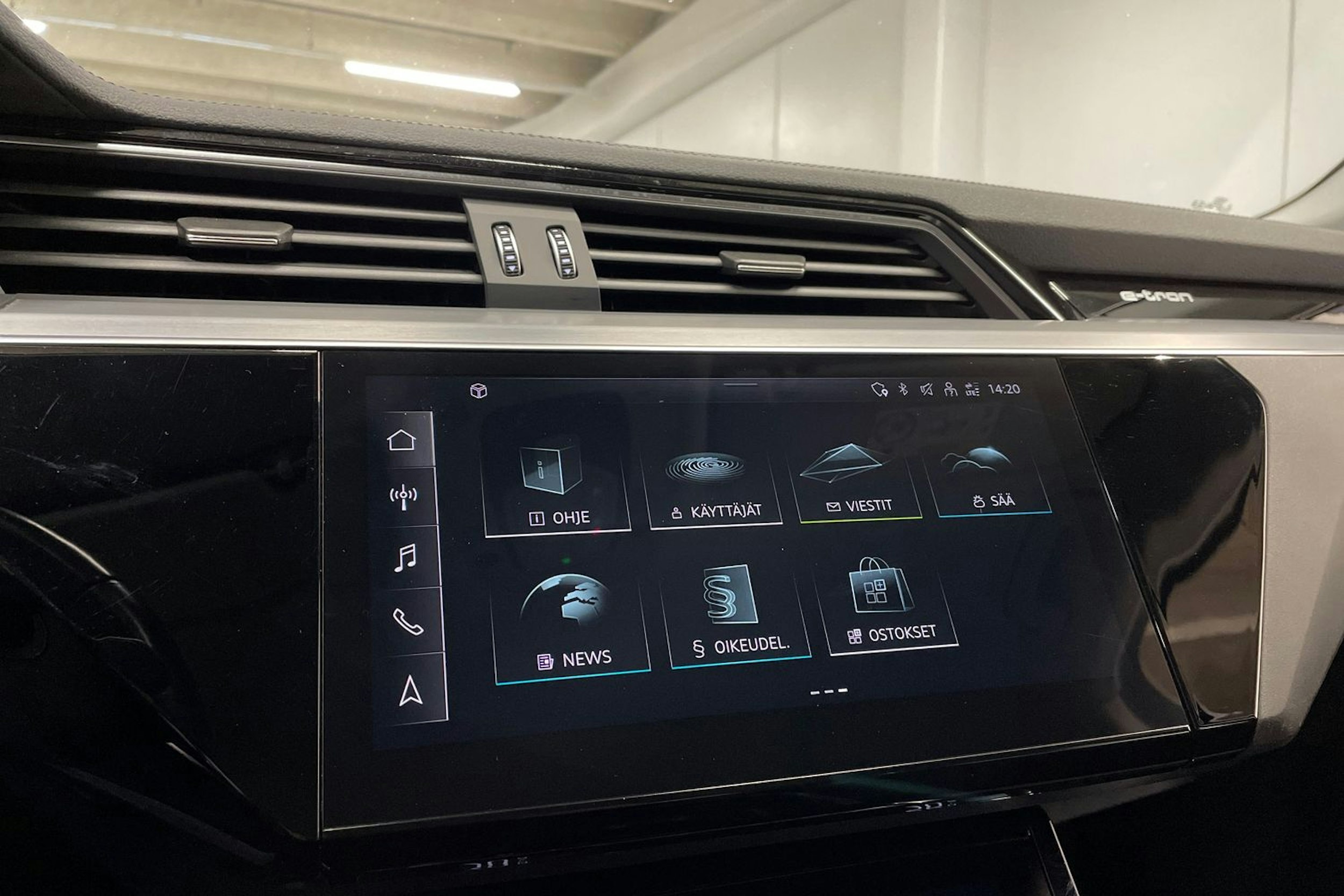 Sininen Audi e-tron 2022 kuva 14.