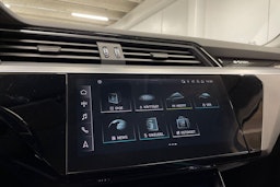 Sininen Audi e-tron 2022 kuva 14.