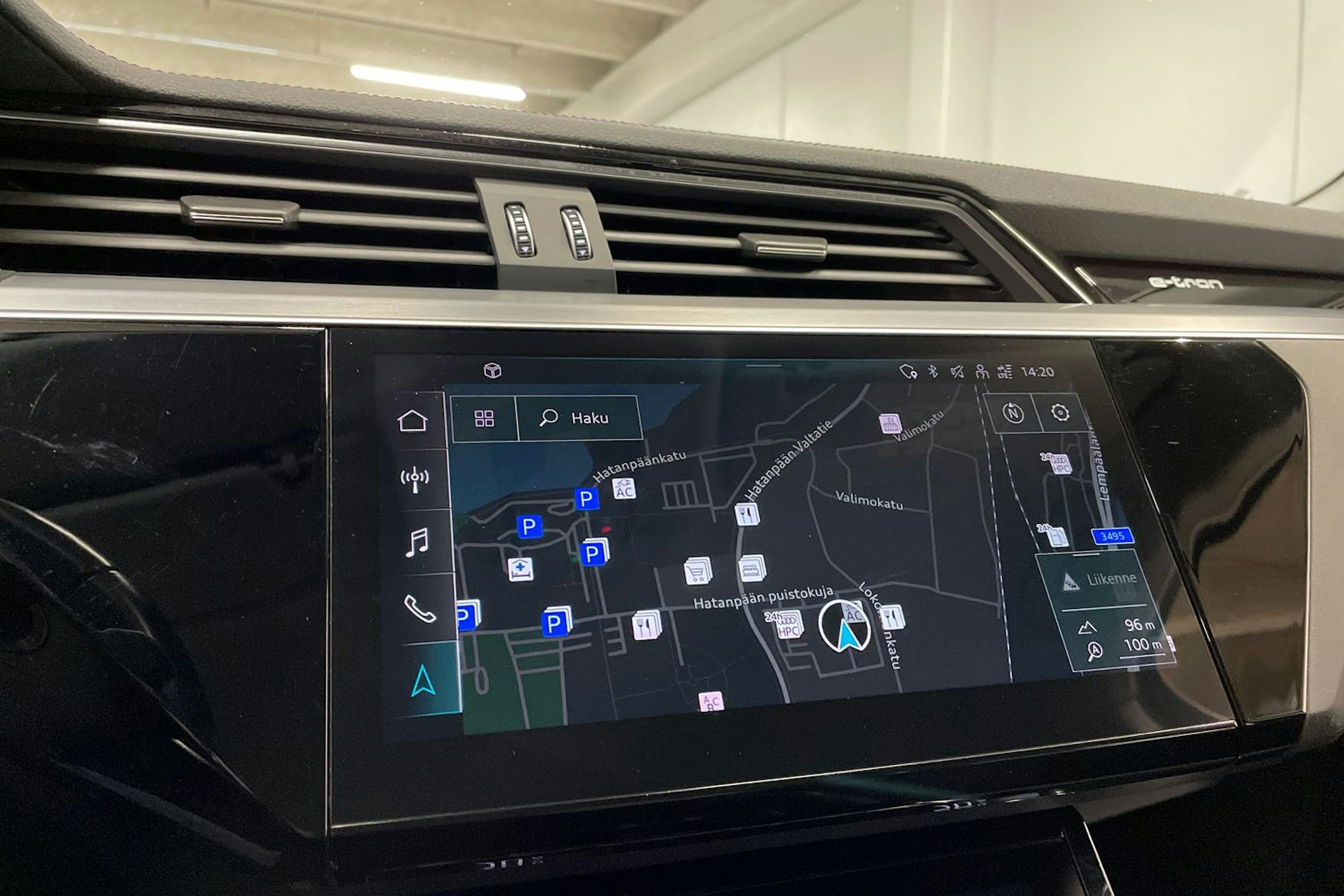 Sininen Audi e-tron 2022 kuva 15.