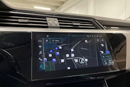 Sininen Audi e-tron 2022 kuva 15.