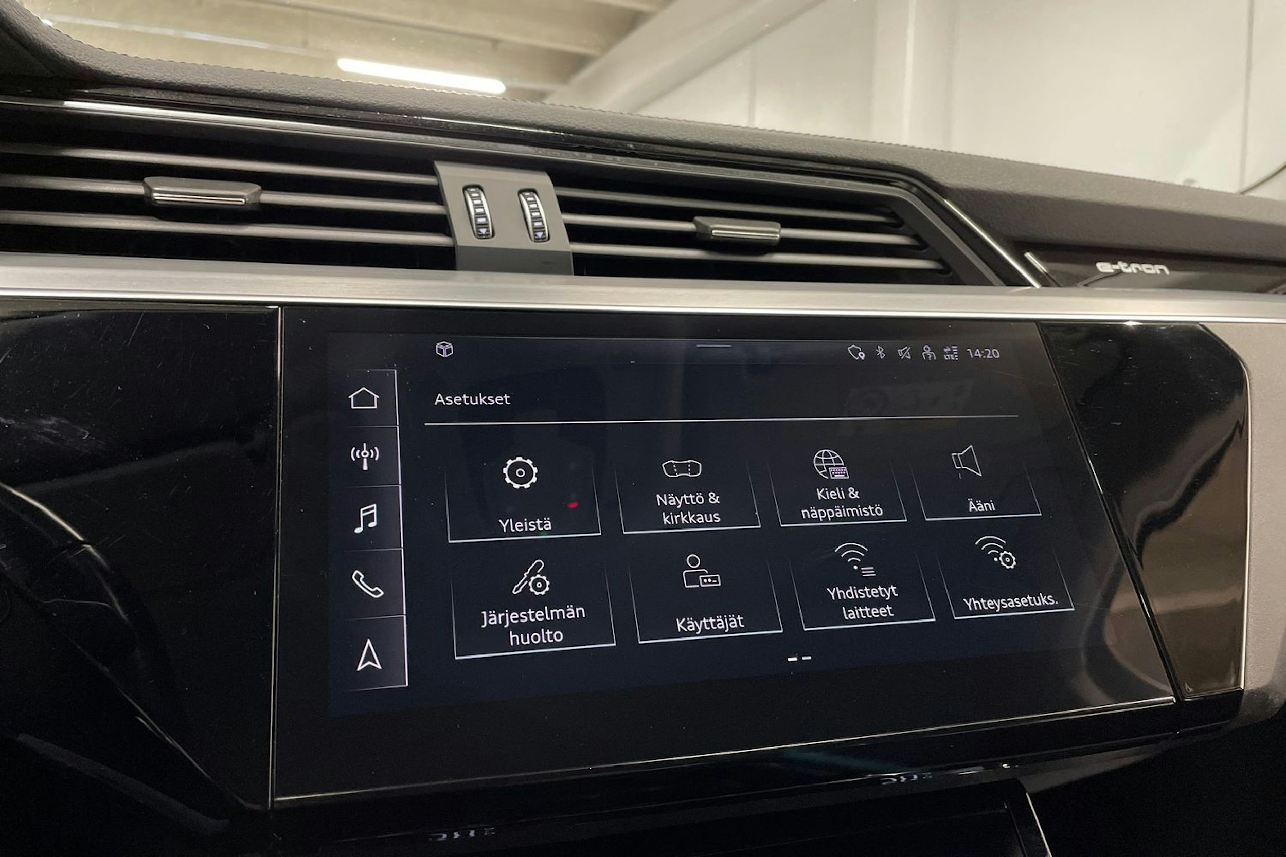 Sininen Audi e-tron 2022 kuva 16.