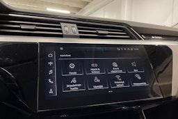 Sininen Audi e-tron 2022 kuva 16.