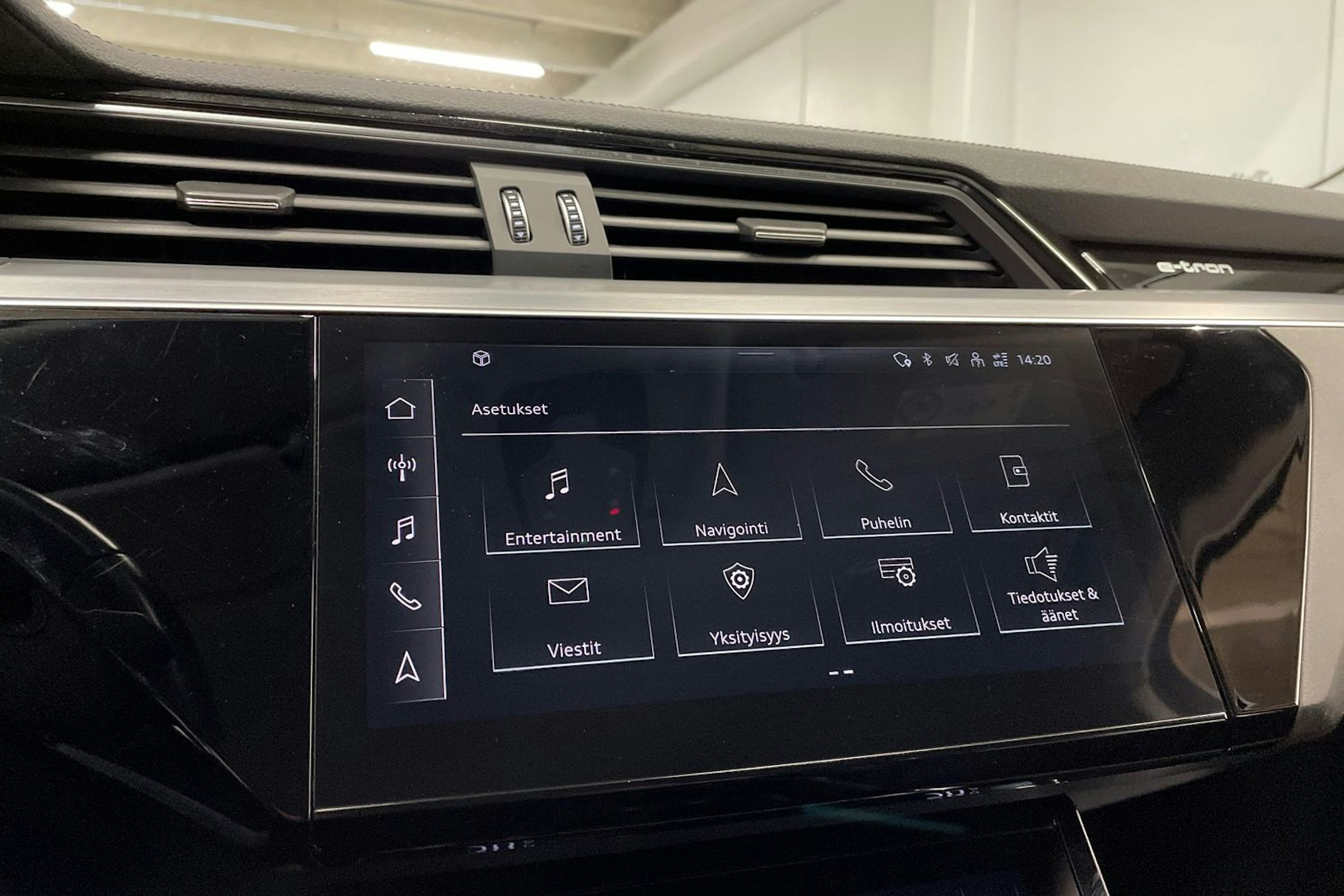 Sininen Audi e-tron 2022 kuva 17.