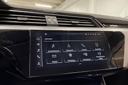 Sininen Audi e-tron 2022 kuva 17.