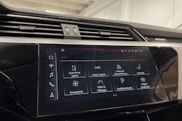 Sininen Audi e-tron 2022 kuva 18.